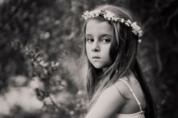 Retrato de una niña con una corona en el bosque