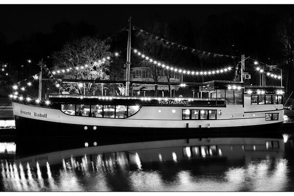 Barco en luces blanco y negro