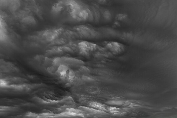 Tempestade de nuvens a preto e branco