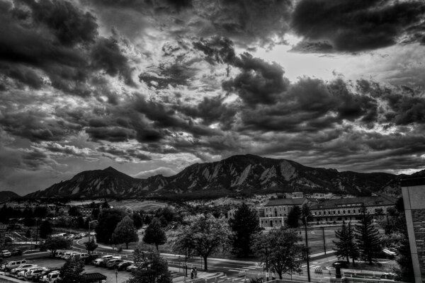 Paisaje de montaña blanco y negro