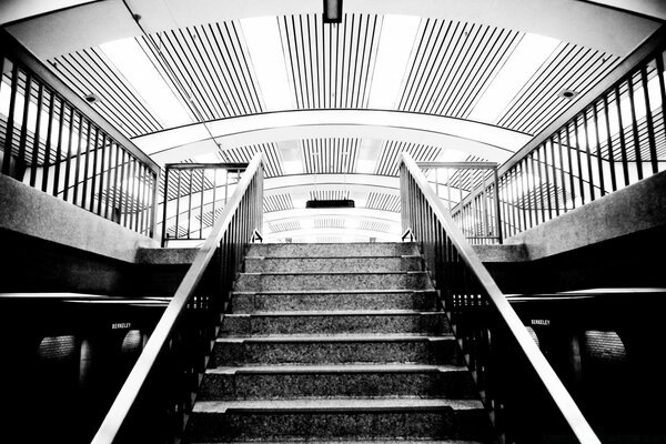 Metro station, transition between stations