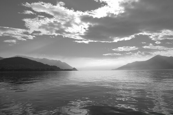 Paysage marin noir et blanc avec des nuages