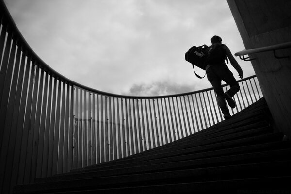 Escalera al cielo con un hombre