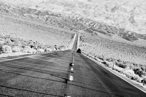 Strada nella zona desertica sullo sfondo delle montagne