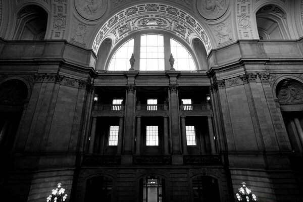 Hermosa arquitectura de la catedral con arcos y estuco