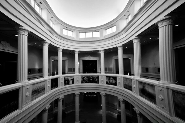 Arquitectura en blanco y negro con columnas