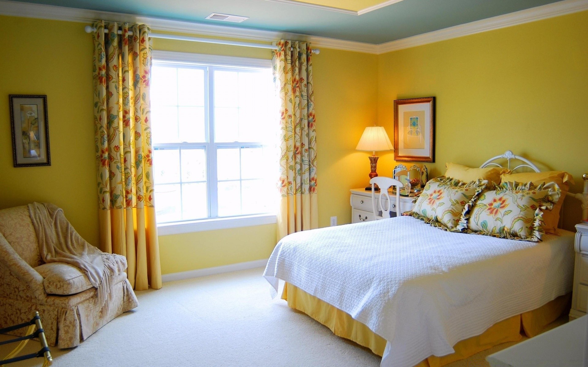 haus & interieur möbel schlafzimmer zimmer bett drinnen lampe kissen fenster haus tisch zuhause innenarchitektur familie teppich hotel wohnung abdeckung boden platz stuhl