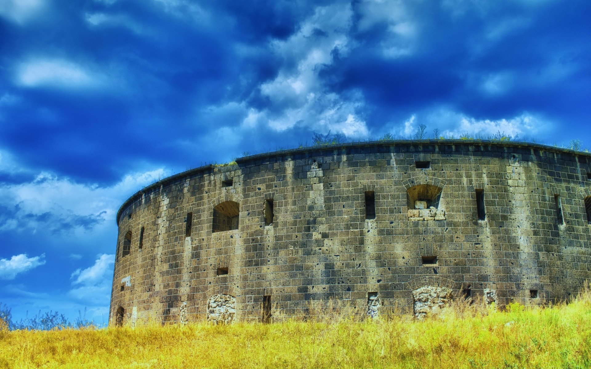 maison et intérieur ciel architecture voyage en plein air vieux château antique maison fortification tour forteresse mur gothique point de repère paysage abandonné herbe militaire