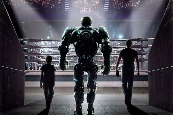 Halka iki kişi eşliğinde bir robot geliyor
