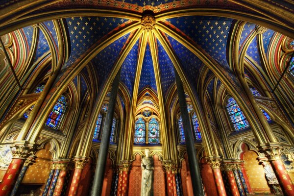 Das Innere der Kirche ist wie eine Kunst