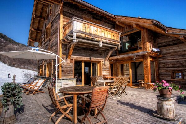 Beau coin café avec des tables en bois