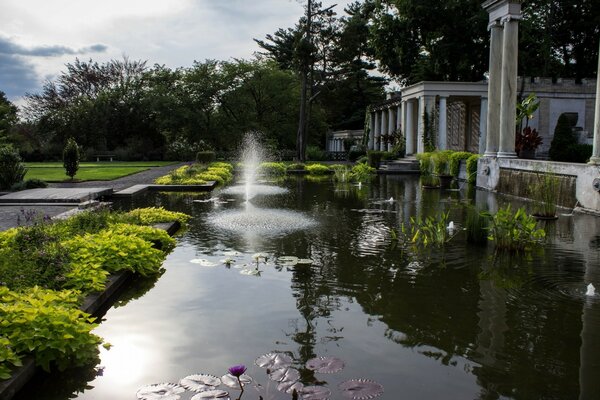 Belo parque com jardim e piscina