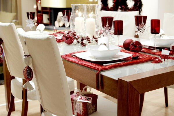 Hermosa mesa y stklya. Interior