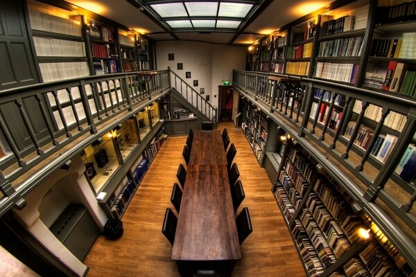 एक बड़ा पुस्तकालय और बीच में एक मेज