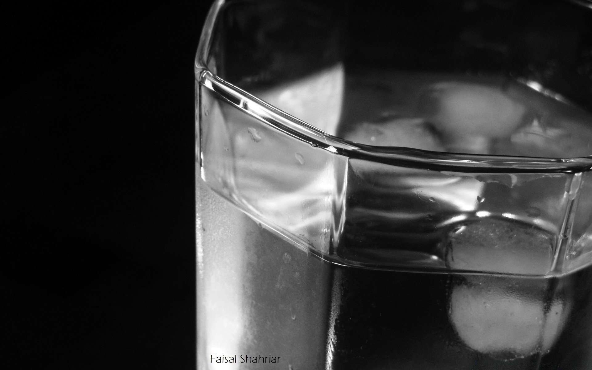 schwarz und weiß glas trinken kalt eis nass wasser ein alkohol sekt flüssigkeit wodka wein bar