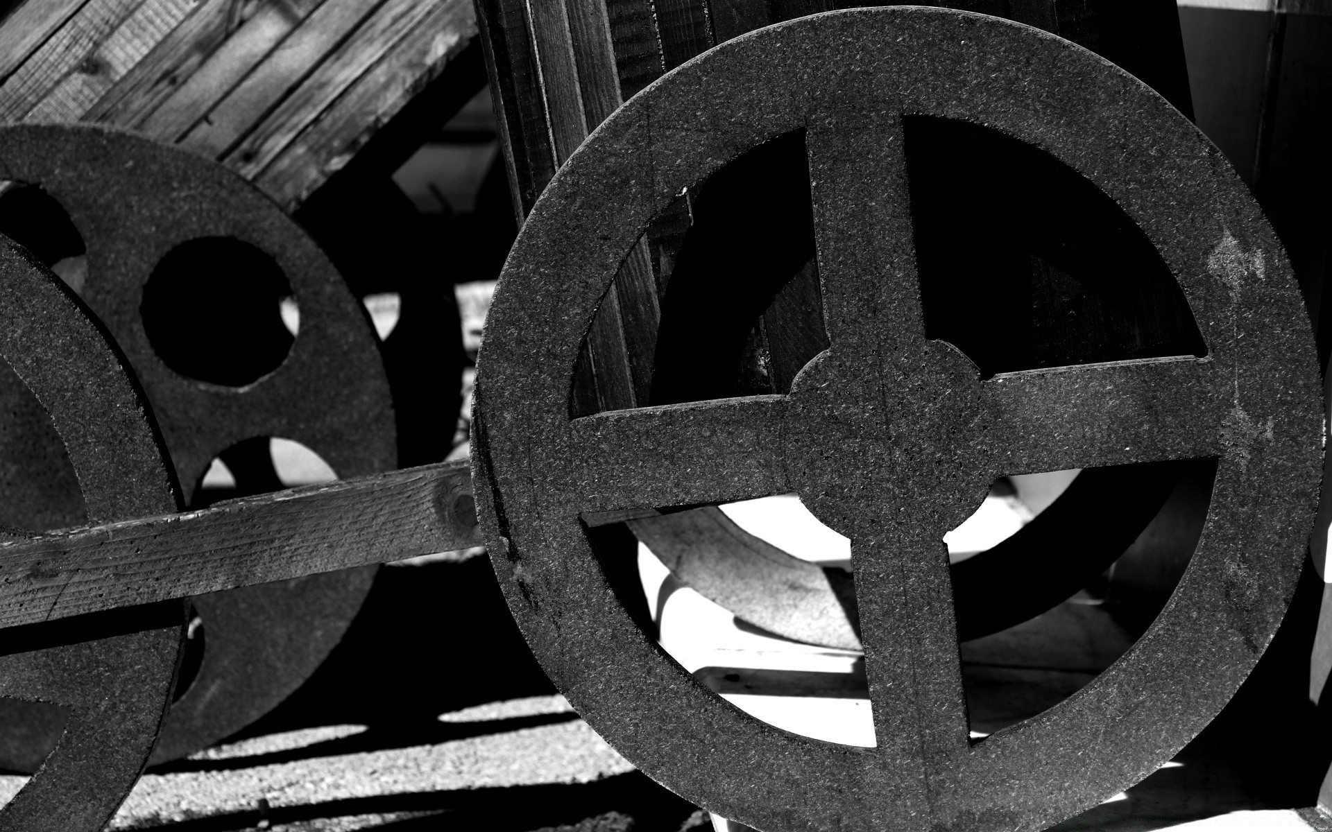 blanco y negro ruedas acero hierro viejo oxidado industria monocromo retro rust vintage redondo metal escritorio antiguo