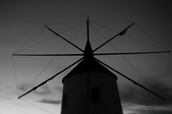 Schwarze und weiße Silhouette einer Windpockenmühle