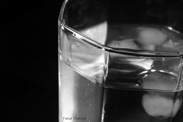 Facettiertes Glas mit Wasser in Schwarz und Weiß