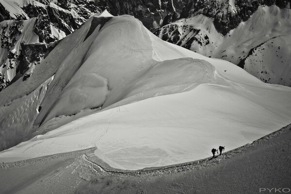 Viaggio invernale in cima alla montagna