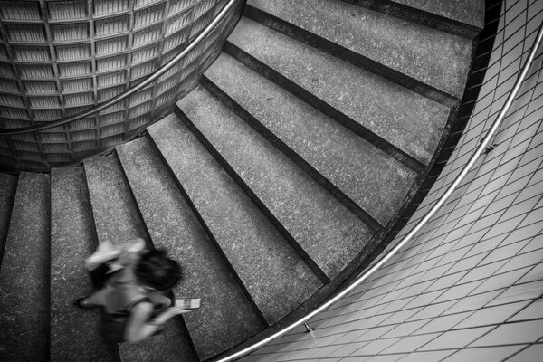 Chica corriendo por una escalera de Caracol