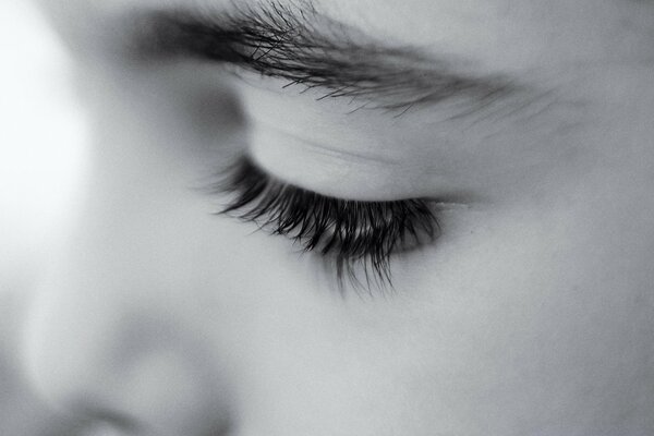 Retrato monocromático en blanco y negro con el ojo de una niña