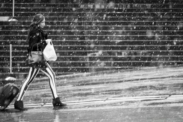 Ragazza in fretta per avere il tempo di lavorare