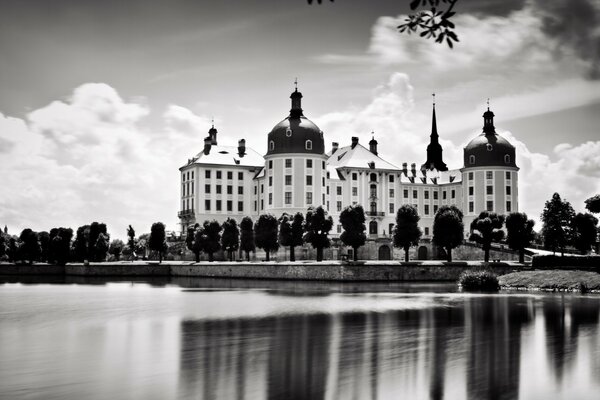 Photo en noir et blanc du bâtiment