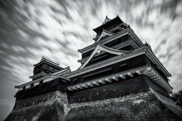 Bâtiment noir et blanc sur fond de ciel flou