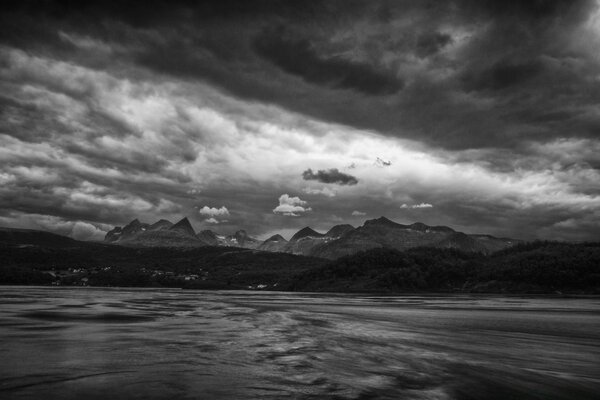 Mar de tormenta blanco y negro