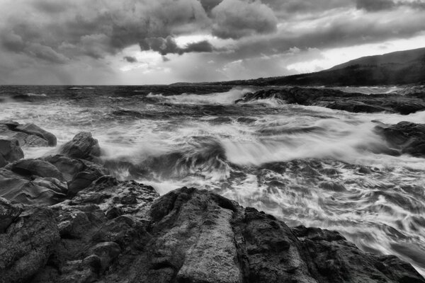 Sturm im Meer Schwarz-Weiß-Foto