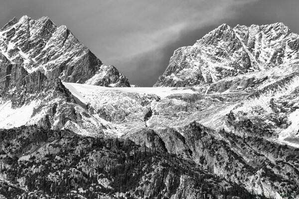 Paesaggio di montagne nei toni del bianco e nero