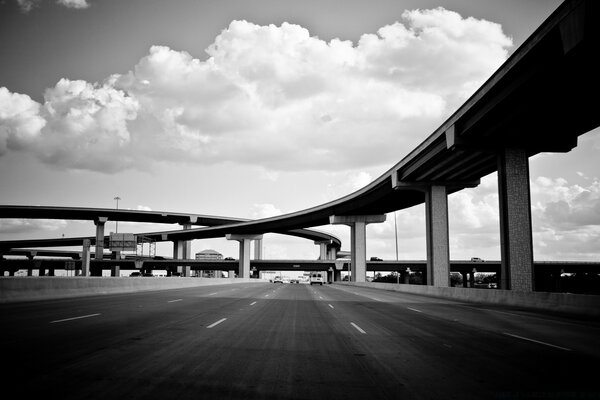 Camino con puente en blanco y negro