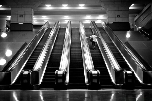 Escaleras mecánicas vacías imagen en blanco y negro