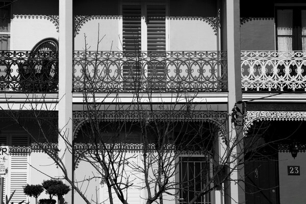 Vieille maison avec de beaux balcons