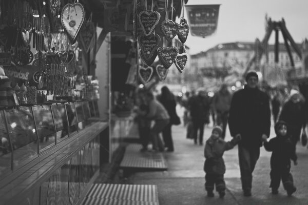 Çocuklu bir yetişkinin arbat ta yürüyüşü