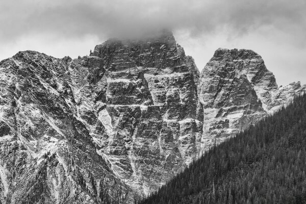 Landschaft der Natur in schwarz weiß wie ein Felsen