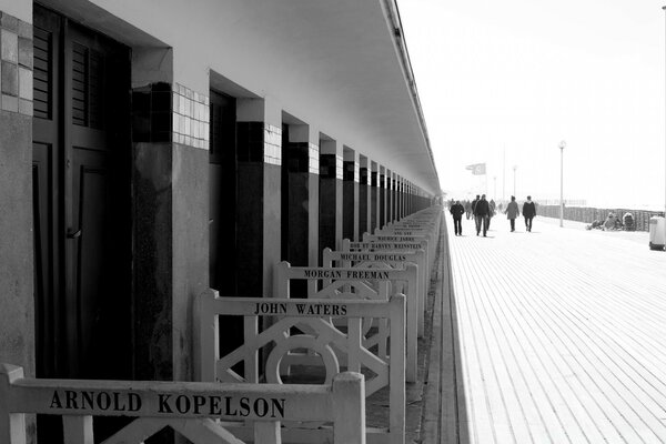 Paseo marítimo en blanco y negro monocromo