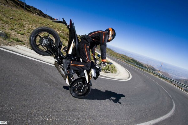 Moto sportiva su strada pianeggiante