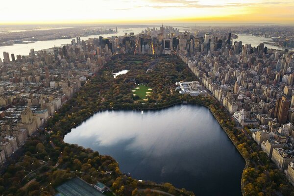 Increíble ciudad con un lago en el centro