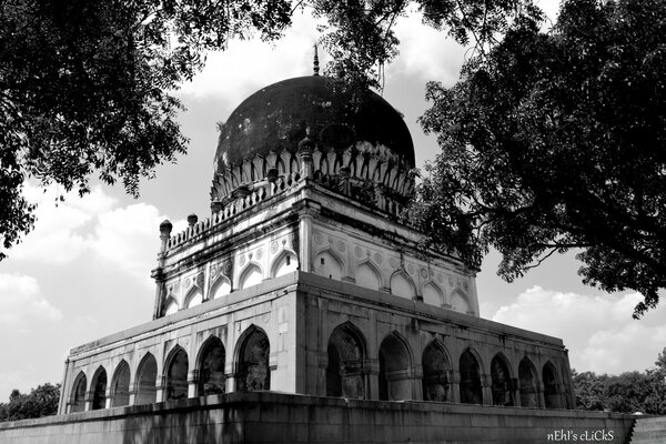 Tempel mit Säulen in Schwarz-Weiß