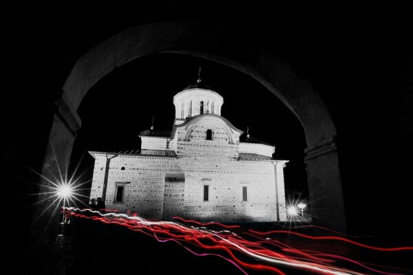 Rotes Licht beleuchtet das Haus nachts