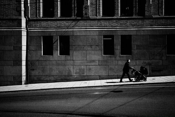 Un hombre con un cochecito en la calle