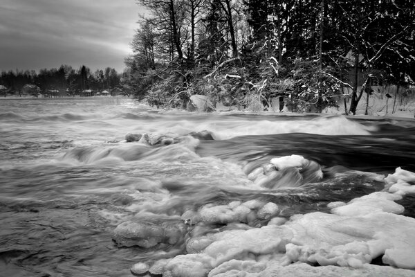 Black and white photo of a river stream in winter