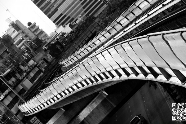 Un pont Monochrome va au loin de la ville