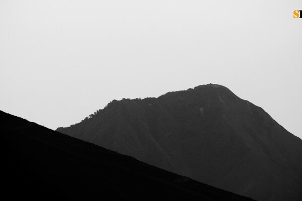 Schwarze hohe Berge auf weißem Hintergrund