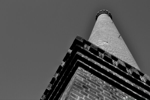 Phare ciel noir et blanc