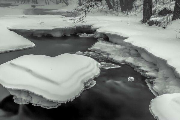 Sehr schönes Bild von Schnee und Wasser