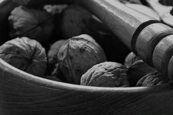 Photo en noir et blanc de noix dans un bol