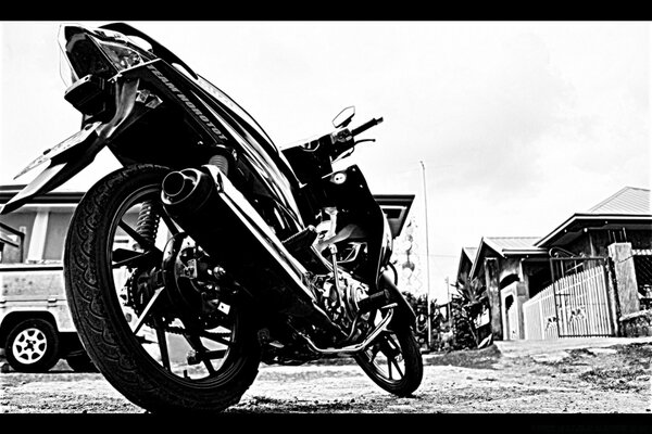 Photo en noir et blanc de la moto prise ci-dessous