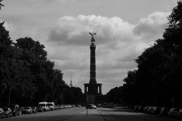 Стелла в Парижі з автомобілями та деревами